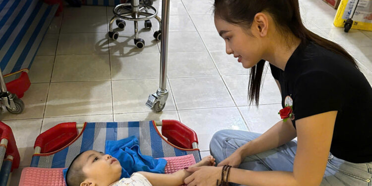 Á hậu du lịch Việt Nam trao quà cho trẻ em nghèo mùa Vu Lan