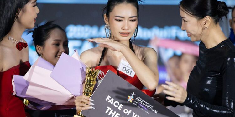  Nguyễn Thị Thu Phương ngập tràn hạnh phúc khi được vinh danh quán quân Tìm kiếm người mẫu triển vọng Việt Nam