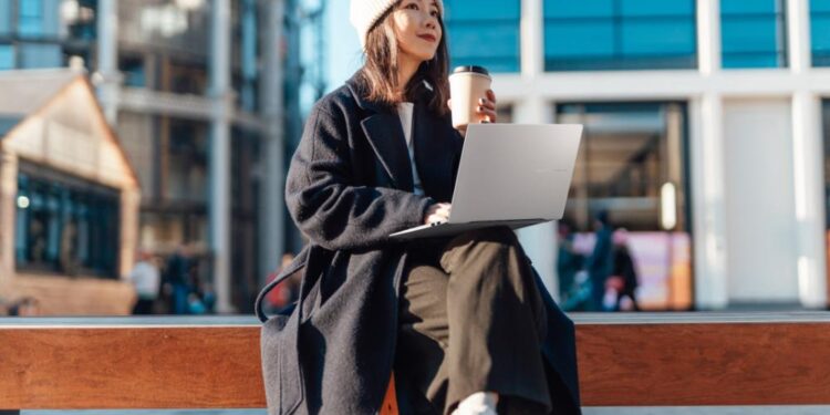 ASUS giới thiệu laptop AI Vivobook S 14 mới – mỏng nhẹ nhưng mạnh mẽ với chip AMD Ryzen AI 9 NPU 50 TOPS