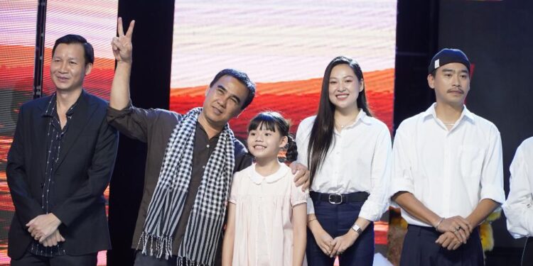 Phim Hai Muối giao lưu tại đoàn lô tô Hương Nam: Nghệ sĩ Quyền Linh lần đầu chia sẻ về cha