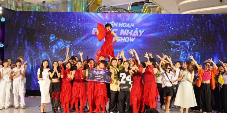 Nhóm CLICK – K DANCE CREW Trường Đại học Hutech TP.HCM đăng quang “Liên hoan bước nhảy Metashow 2024”