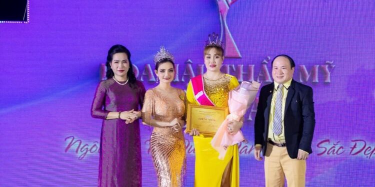 Doanh nhân Phương Dung ngập tràn hạnh phúc trong ngày nhận danh hiệu Nữ Hoàng Thương Hiệu Việt