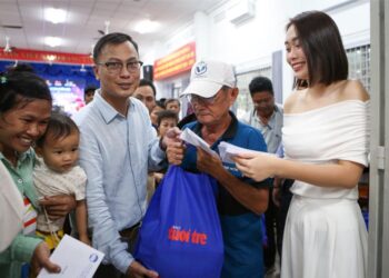 Hoa hậu Ban Mai trao quà Trung thu cho bà con khó khăn quận Gò Vấp