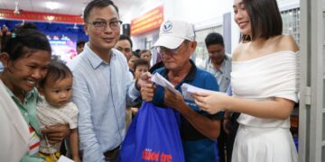 Hoa hậu Ban Mai trao quà Trung thu cho bà con khó khăn quận Gò Vấp