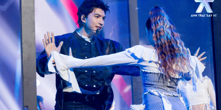 HIEUTHUHAI hát tặng Kewtiie trên sân khấu Chung kết 1 Anh Trai “Say Hi”