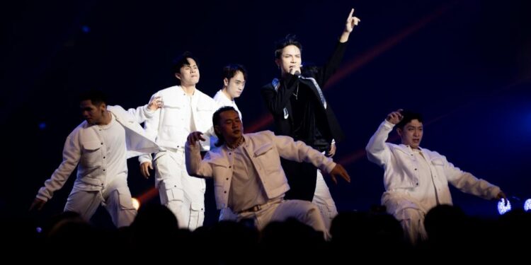 Khán giả xem showcase “We Love Vietnam” đấu giá hàng trăm triệu, gửi tặng bà con vùng lũ