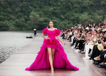 Fashion show “Hello Cosmo From Vietnam”: Nét văn hoá Việt được thể hiện qua ngôn ngữ thời trang của NTK Lê Thanh Hòa