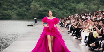 Fashion show “Hello Cosmo From Vietnam”: Nét văn hoá Việt được thể hiện qua ngôn ngữ thời trang của NTK Lê Thanh Hòa