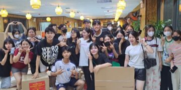 Ca sĩ tỉ phú’ Hà Phương giúp đỡ bà con miền Bắc