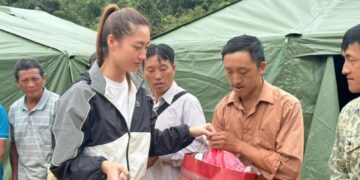 Hoa hậu Lương Thùy Linh tham gia cứu trợ người dân gặp thiệt hại sau bão tại Cao Bằng