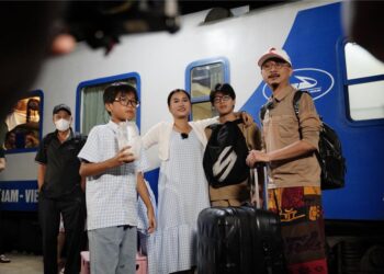 Cả gia đình Lâm Vỹ Dạ – Hứa Minh Đạt tham gia Kính Vạn Hoa bản điện ảnh