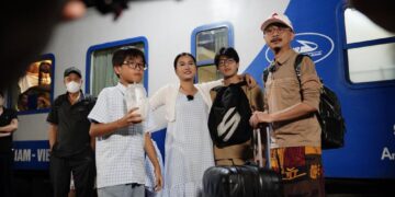 Cả gia đình Lâm Vỹ Dạ – Hứa Minh Đạt tham gia Kính Vạn Hoa bản điện ảnh