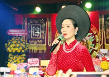 NSND Trịnh Kim Chi cùng nhiều nghệ sĩ dâng hương Tổ và hướng về miền Bắc