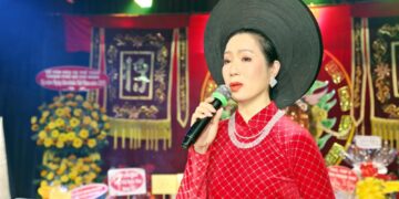 NSND Trịnh Kim Chi cùng nhiều nghệ sĩ dâng hương Tổ và hướng về miền Bắc