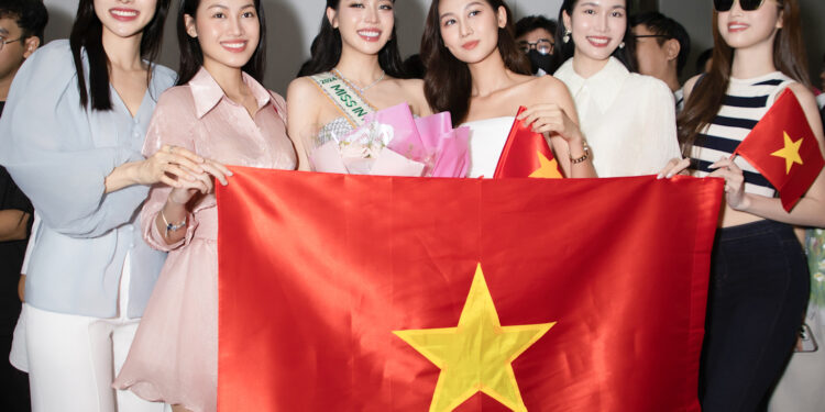 Phong cách thời trang của Hoa hậu Thanh Thuỷ tại sân bay trước giờ lên đường đi thi quốc tế