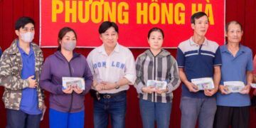 Phía Đan Trường trao hơn 500 triệu đồng cho người dân gặp khó khăn vùng bão lũ