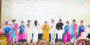 Đêm nhạc “Sáng Đạo Trong Đời” tại Nghệ An chật kín khán giả