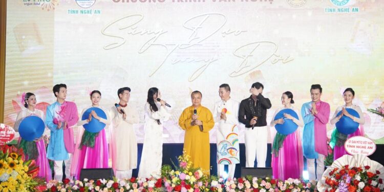 Đêm nhạc “Sáng Đạo Trong Đời” tại Nghệ An chật kín khán giả