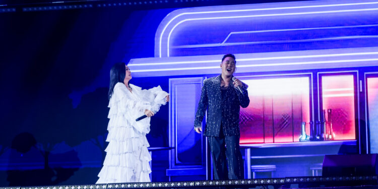 Phương Thanh và Trung Quân đồng loạt ‘cất micro trong cánh gà’ tại show Đức Trí, đu nốt cao ‘rùng rợn’