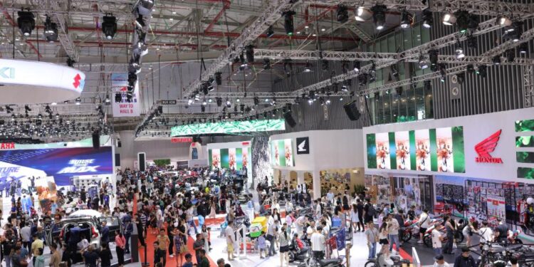 Bất chấp thời tiết bất lợi, hàng ngàn người vẫn đến tham quan vms 2024 ngày cuối cùng