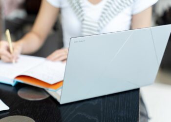 ASUS Việt Nam giới thiệu Zenbook S 14, dòng laptop AI  14” thế hệ mới mỏng nhất và di động nhất trên thị trường