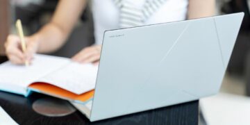 ASUS Việt Nam giới thiệu Zenbook S 14, dòng laptop AI  14” thế hệ mới mỏng nhất và di động nhất trên thị trường