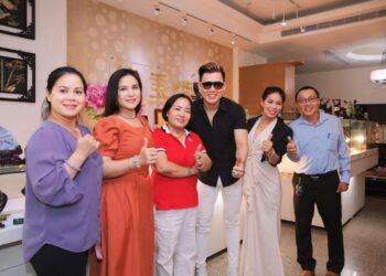    Lưu Chí Vỹ say sưa câu chuyện của Phó Chủ tịch Hội Ngọc Quý Đài Loan