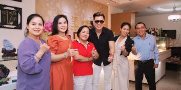    Lưu Chí Vỹ say sưa câu chuyện của Phó Chủ tịch Hội Ngọc Quý Đài Loan