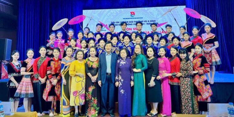 Ông Johnathan Hạnh Nguyễn nhận giải thưởng Vừ A Dính