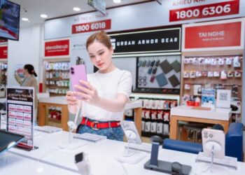 Giang Hồng Ngọc hút ánh nhìn với nguyên outfit hàng hiệu đi sắm iPhone mới