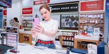 Giang Hồng Ngọc hút ánh nhìn với nguyên outfit hàng hiệu đi sắm iPhone mới