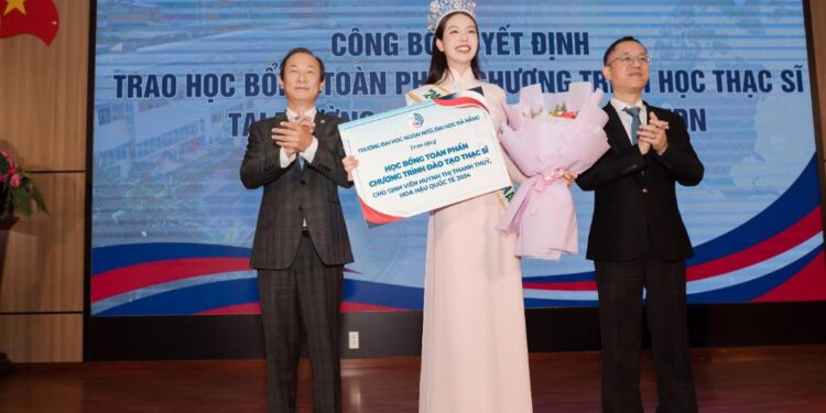 Hoa hậu Thanh Thuỷ được Chủ tịch Uỷ ban Nhân dân thành Phố Đà Nẵng trao tặng bằng khen