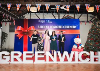 Hoa hậu Thanh Thuỷ được trao tặng bằng khen tại Lễ vinh danh sinh viên Đại Học Greenwich Việt Nam