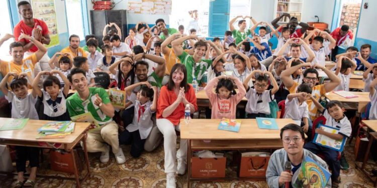 Dàn Nam vương mướt mồ hôi vẽ tranh, lắp kệ sách cho các em ở Phan Thiết