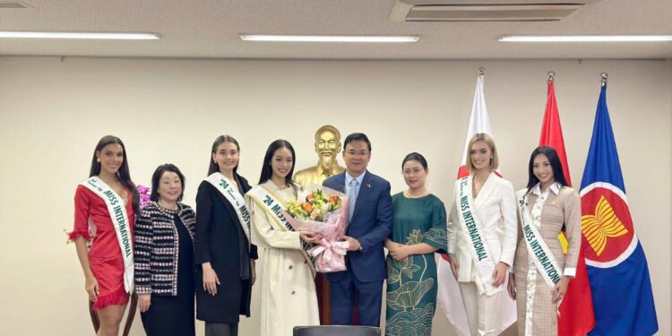 Hoa hậu Thanh Thủy đến thăm trụ sở UNICEF tại Nhật Bản