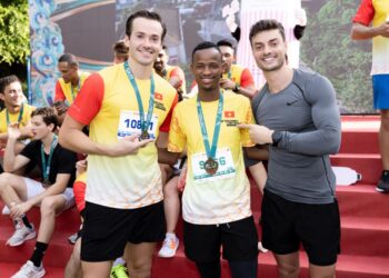 Giám khảo Jordan Goncalves có hành động chăm sóc đặc biệt dành cho Mr Vietnam Tuấn Ngọc