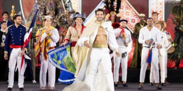 Dàn Nam vương Thế giới khoe thân hình 6 múi như tượng tạc khi trình diễn National Costume ở Phan Thiết