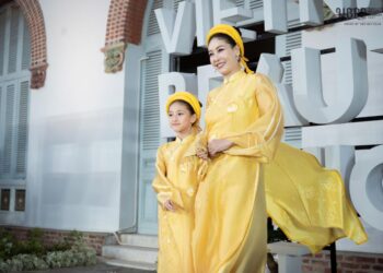 Hoa hậu Hà Kiều Anh và con gái diễn thời trang ở biệt thự hơn 100 tuổi