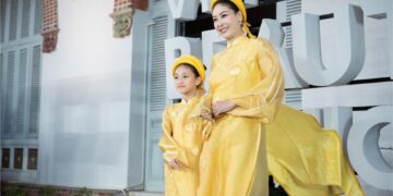 Hoa hậu Hà Kiều Anh và con gái diễn thời trang ở biệt thự hơn 100 tuổi