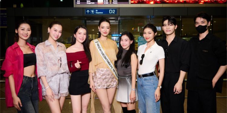 Thời trang sân bay của Á hậu Bùi Khánh Linh trước khi lên đường dự thi quốc tế