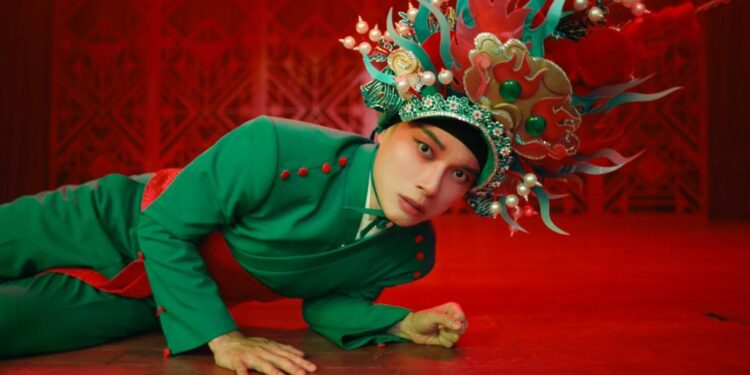 Trúc Nhân bất ngờ “té sấp mặt” trên sân khấu, hoang mang tột độ vì bị nói “Không ra gì”