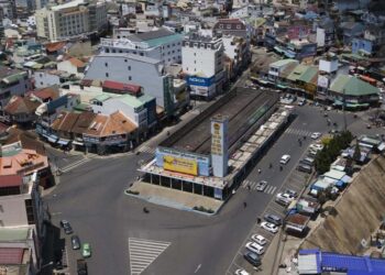 Lễ hội Áo Dài Thành phố Đà Lạt 2024: lần đầu tiên mang sân khấu thực cảnh hoành tráng đến khu Hòa Bình!