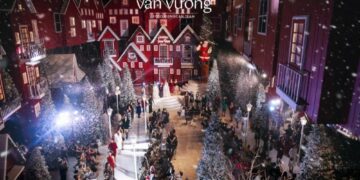 Người mẫu Minh Anh toả sáng khi làm người mẫu show “Vấn vương” của Adrian Anh Tuấn   