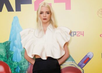 Vừa diện CONG TRI, Anya Taylor-Joy được Vogue khen ngợi vì sự “kịch tính” trong lối phục sức