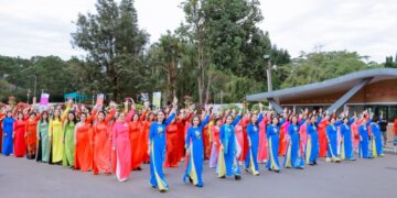 Gần 1.000 phụ nữ Đà Lạt mặc Áo Dài diễu hành