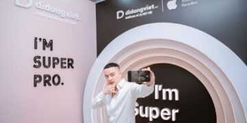 Lý do ca sĩ Cao Thái Sơn hào phóng chấm Di Động Việt 10 điểm khi đến mua iPhone 16 Pro Max