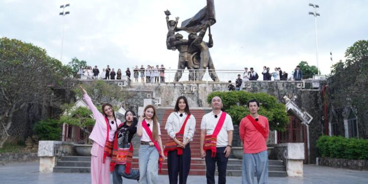 Liên Bỉnh Phát đổi cả “gia tài” để được ăn tối, vay mượn Lan Ngọc trong Biệt Đội Siêu Sao