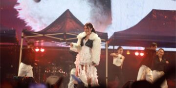 Khán giả HOZO đội mưa nhảy cuồng nhiệt chào đón Mỹ Tâm