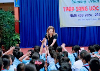 Thanh Thảo cùng con gái về Việt Nam làm từ thiện dịp giáng sinh