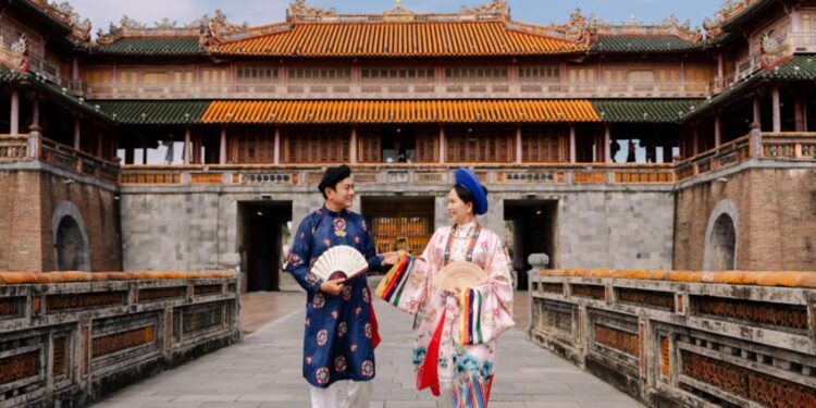 Nguyễn Uyên Phương kỷ niệm 10 năm cưới cùng ông xã Hoàng Phúc với bộ ảnh áo dài xưa